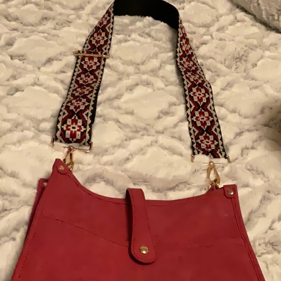 Leather purse adjustable strap can be worn cross body or not. - Picture 2 of 6